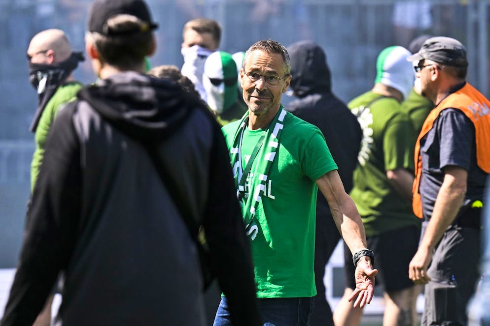 St. Gallens Praesident Matthias Hueppi schreitet ein, als St. Galler Fans das Spielfeld stuermen wollen, nach dem Schweizer Fussball Cup Final zwischen dem FC Lugano und dem FC St. Gallen, am Sonntag, 15. Mai 2022, im Stadion Wankdorf in Bern. (KEYSTONE/Gian Ehrenzeller)