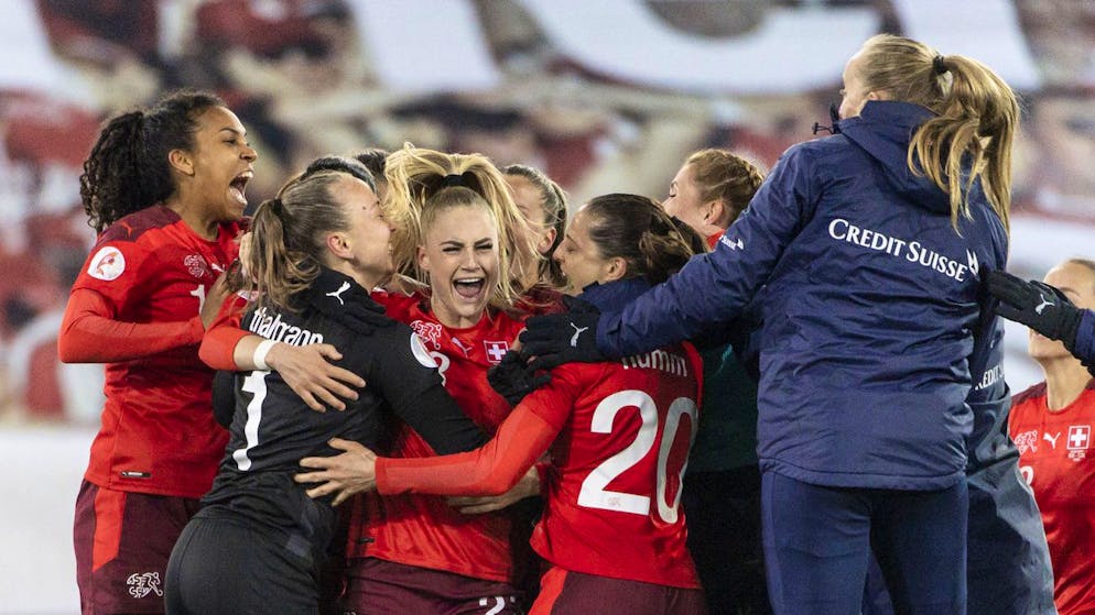 Swiss players, with Coumba Sow, goalkeeper Gaelle Thalmann, Alisha Lehmann and Fabienne Humm, from left, celebrate after winning in penalties the UEFA Women's Euro 2022 play-off 2nd leg qualification match between Switzerland and the Czech Republic at the Stockhorn Arena in Thun, Switzerland, on Tuesday, April 13, 2021. (KEYSTONE/Alessandro della Valle)