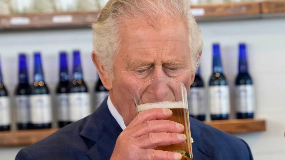 Königin Elizabeth II. ist tot — Ihr bewegtes Leben in Bildern. Der Nachfolger der Monarchin ist ihr Erstgeborener Prinz Charles. Eine neue Rolle, die ihm nicht zu sehr behagen soll. Hier ist er bei einer Bier-Degustation in der Quidi-Vidi-Brauerei im kanadischen St. John's während eines öffentlichen Auftritts zu sehen.