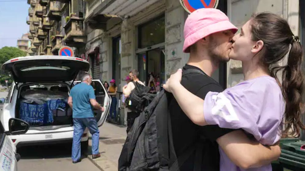 Abschiedskuss und Gig am Grenzposten. ESC-Sieger Kalush Orchestra sind zurück in der Ukraine