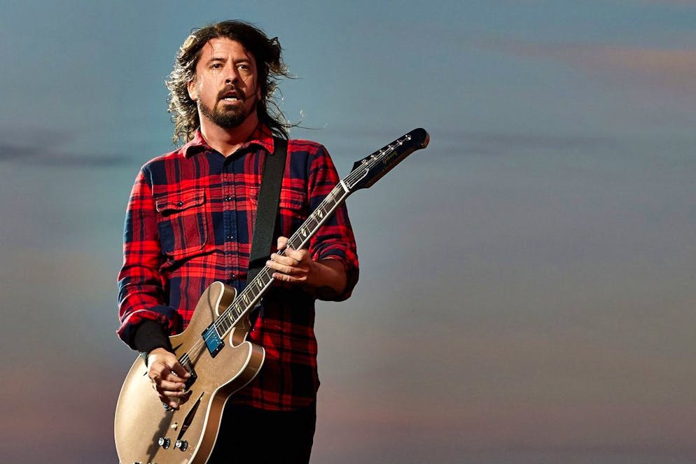epa04788667 Frontmann Dave Grohl of the US Rockband 'Foo Fighters' performs at the music festival 'Rock am Ring' in Mendig, Germany, 07 June 2015. The event originally took place at the Nuerburgring circuit before it closed its doors in 2014. The 30th edition of the festival takes place on a former military airfield in Mendig from 05 to 07 June. EPA/THOMAS FREY