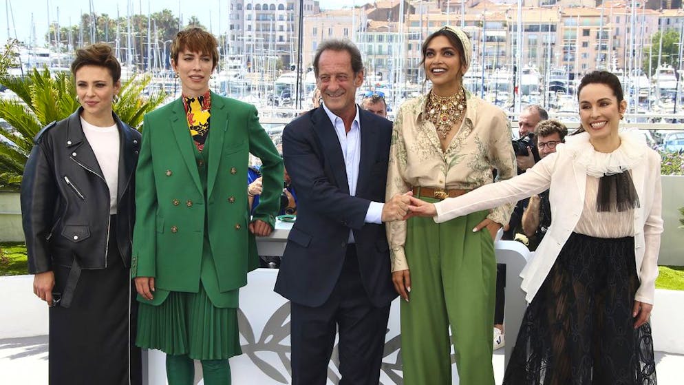 Jury president Vincent Lindon, centre, poses with jury members Jasmine Trinca, from left, Rebecca Hall, Deepika Padukone and Noomi Rapace at the photo call for the jury at the 75th international film festival, Cannes, southern France, Tuesday, May 17, 2022. (Photo by Joel C Ryan/Invision/AP)