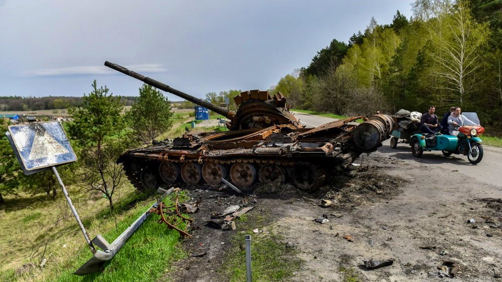 epa09908824 People ride motorcycles near a destroyed Russian tank recaptured by the Ukrainian army, 25 April 2022, 25 April 2022 Russian troops enter Ukraine and cause fighting and destruction.  Strict sanctions on Russia by Western countries.  EPA / OLEG PETRASYUK