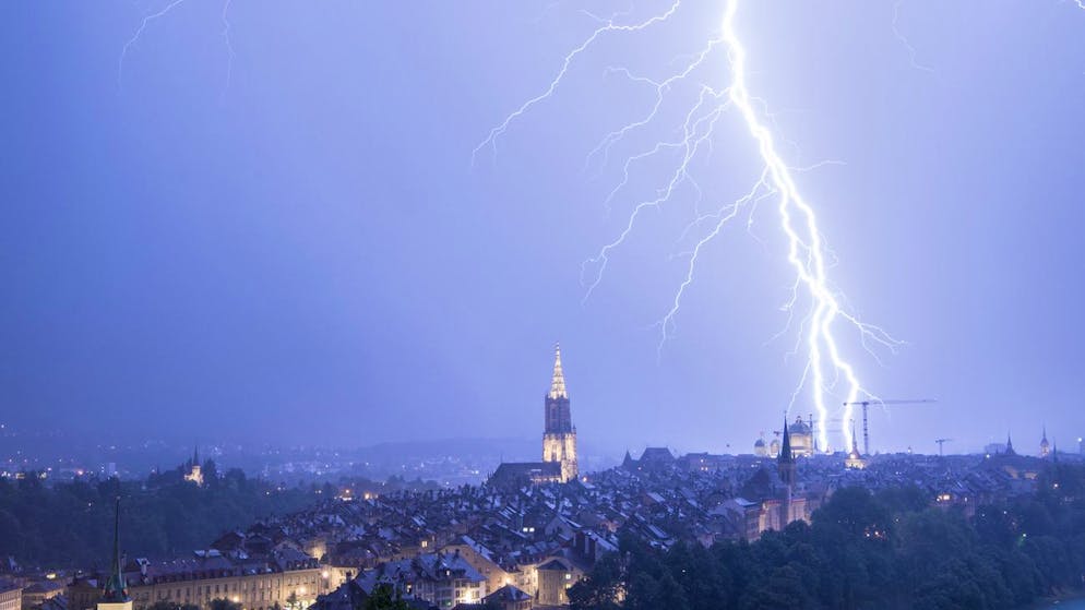 A thunderstorm with lightnings passes over the City of Bern, Switzerland, this Tuesday, 27. June 2017. (KEYSTONE/Anthony Anex)