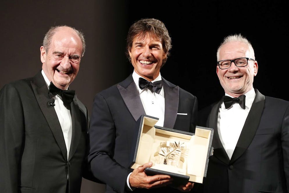 epa09955960 US actor Tom Cruise (C) holds his Palme d'Or d'honneur (Honorary Palme D'Or) Award next to President of the Cannes Film Festival Pierre Lescure (L) and Cannes Film Festival director Thierry Fremaux before the screening of 'Top Gun: Maverick' during the 75th annual Cannes Film Festival, in Cannes, France, 18 May 2022. The movie is presented out of competition of the festival which runs from 17 to 28 May. EPA/SEBASTIEN NOGIER
