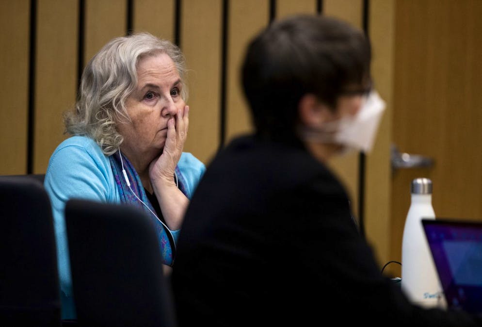 Nancy Crampton Brophy, à gauche, accusée d'avoir tué son mari Dan Brophy en juin 2018, est vue au tribunal lors de son procès à Portland, Ore, mardi 5 avril 2022.