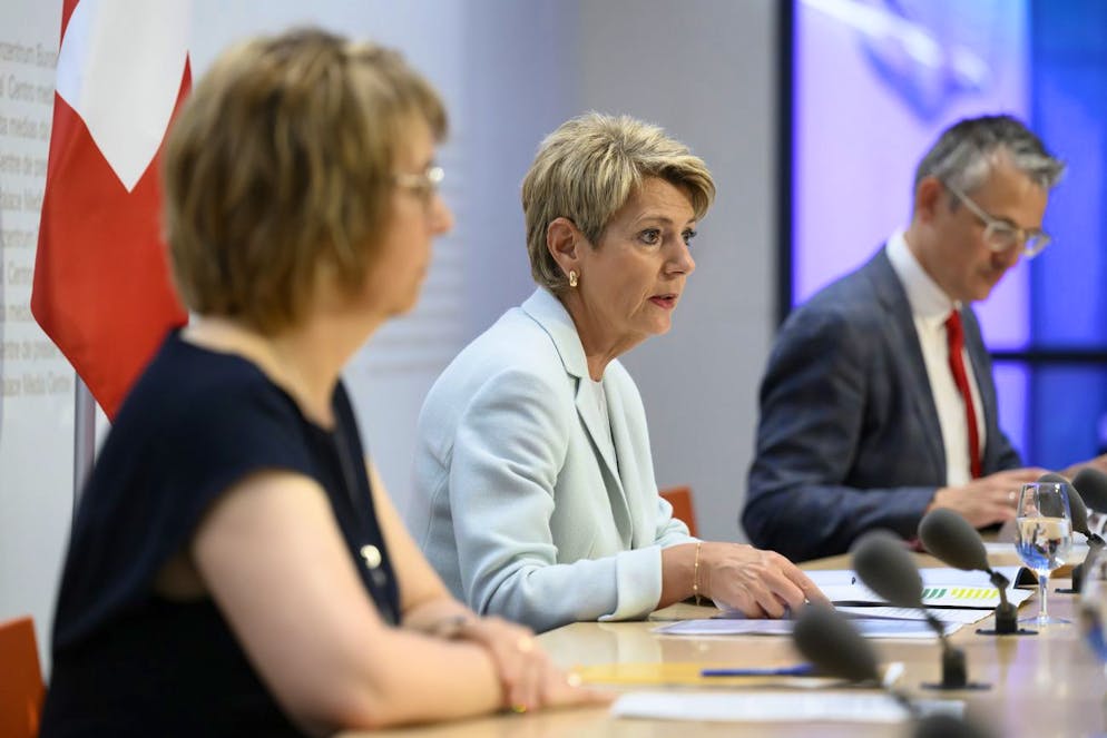 Bundesraetin Karin Keller-Sutter, Mitte, spricht an der Seite von Nathalie Barthoulot, Praesidentin der Konferenz der kantonalen Sozialdirektorinnen und Sozialdirektoren, links, und Christoph Nufer, Kommunikationschef EJPD, rechts, waehrend einer Medienkonferenz ueber die Zwischenbilanz der Aufnahme ukrainischer von Gefluechteten nach knapp drei Monaten Krieg, am Freitag, 20. Mai 2022 in Bern. (KEYSTONE/Anthony Anex)