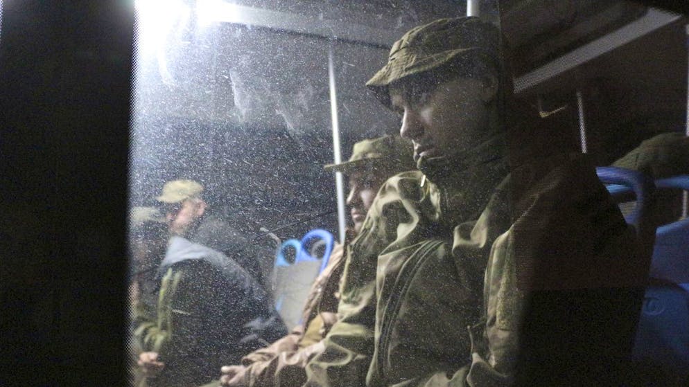 Der Krieg in der Ukraine in Bildern. <strong>20. Mai: </strong>Ukrainische Kämpfer sitzen im Bus, nachdem sie das Azovstal Stahlwerk in Mariupol verlassen haben. Dieses ist laut russischen Angaben komplett unter Russlands Kontrolle. 
