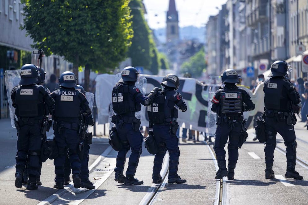 Die Polizei geht mit Gummischrot gegen Demonstranten vor, die mit dem Slogan D'Luet gege d'SVP bei der Veranstaltung SVP bi de Luet protestieren, in Basel, am Samstag, 21. Mai 2022. (KEYSTONE/Georgios Kefalas)
