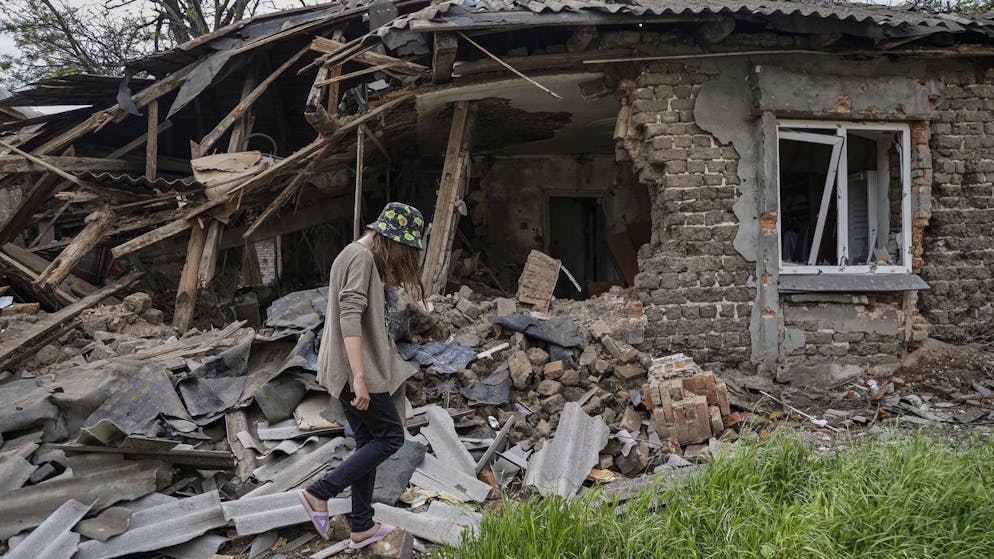 Der Krieg in der Ukraine in Bildern. <strong>21. Mai: </strong>Eine Frau untersucht in Mariupol ihr komplett zerstörtes Haus. 