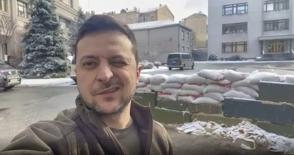 Il presidente ucraino Volodimir Zelenskyi appare fuori a Kiev in un video pubblicato dal suo ufficio stampa su Instagram l'8 marzo.