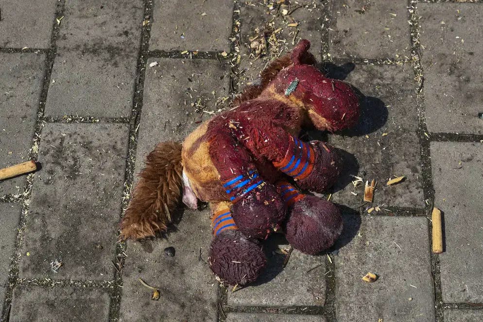 Un animale di peluche con macchie di sangue giace su una piattaforma alla stazione di Kramatorsk dopo un attacco russo l'8 aprile.
