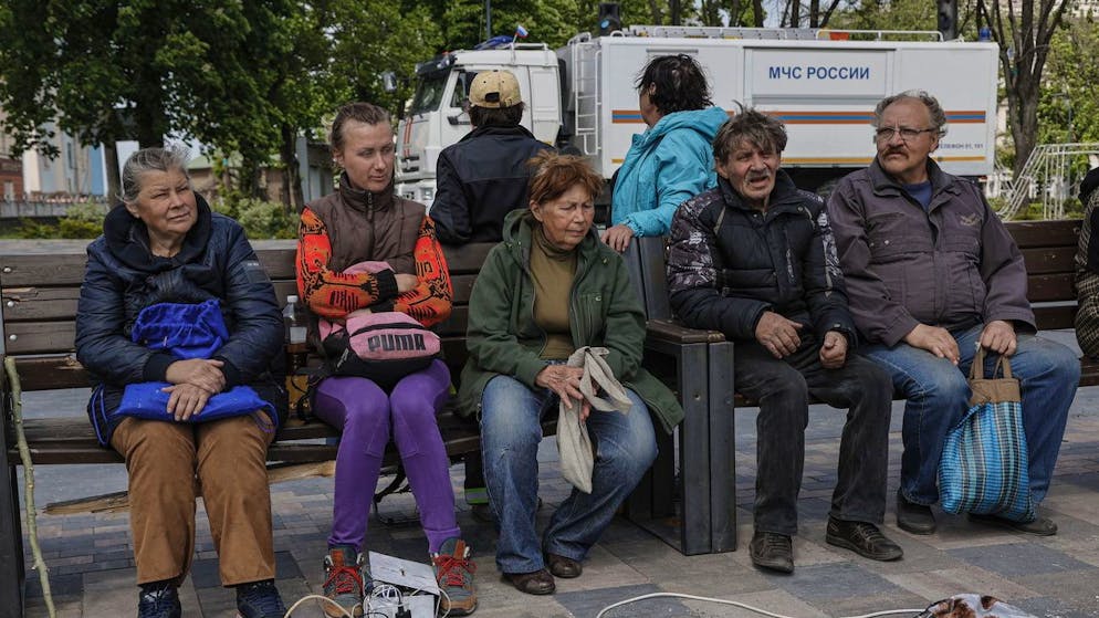 Der Krieg in der Ukraine in Bildern. <strong>21. Mai:</strong> Anwohner laden ihre Smartphones und weitere elektronische Gegenstände in Mariupol auf der Strasse. 