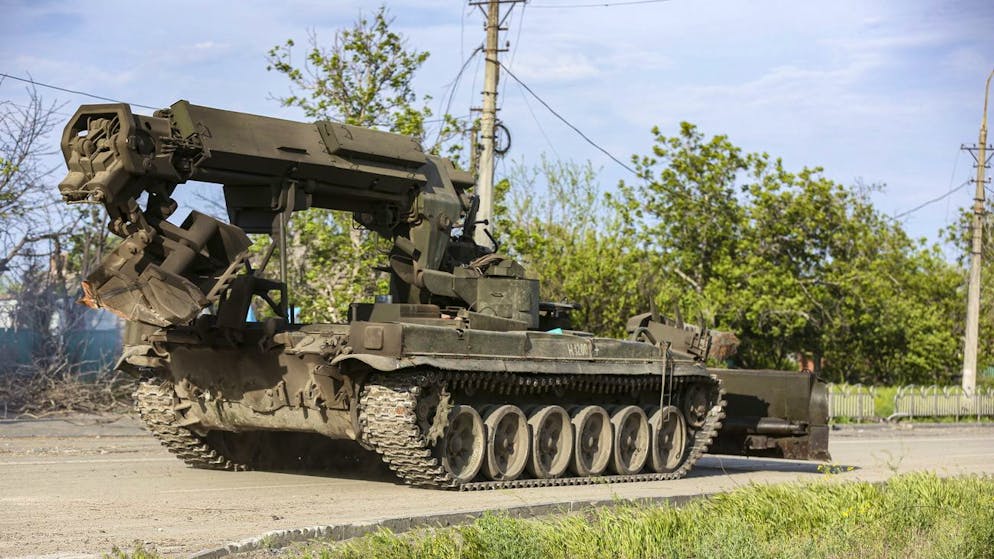 Der Krieg in der Ukraine in Bildern. <strong>22. Mai:</strong> Ein russischer Panzer bewacht das Stahlwerk Asovstal in Mariupol.