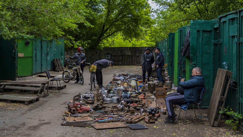 Der Krieg in der Ukraine in Bildern. <strong>22. Mai:</strong> Ein Mann verkauft in einem Hinterhof in Charkiw Gegenstände auf einem Flohmarkt. 