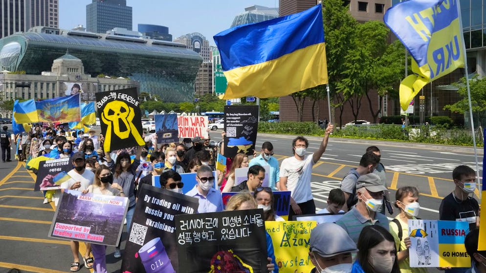 Der Krieg in der Ukraine in Bildern. <strong>22. Mai: </strong>Der Krieg in der Ukraine beschäftigt auch die Menschen in Südkorea. Zahlreiche Personen demonstrieren in Seoul in der Nähe der russischen Botschaft. 
