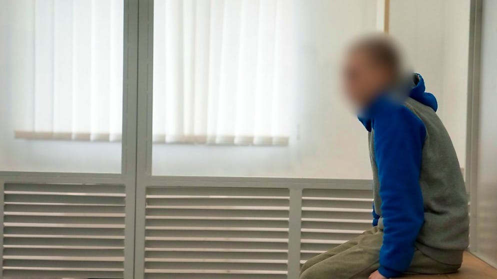 Chronologie des Krieges in der Ukraine. <strong>23. Mai:</strong> In Kiew wird knapp drei Monate nach Kriegsbeginn das erste Urteil wegen Kriegsverbrechen gefällt. Ein 21-jähriger Soldat aus Russland wird wegen der Tötung eines Zivilisten zu lebenslanger Haft verurteilt.