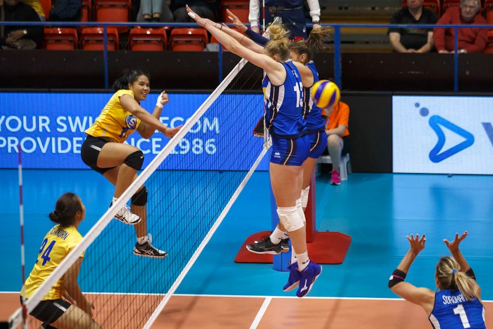 Thailand's Onuma Sittirak, 2nd left, spikes the ball against Italy's players Sarah Luisa Fahr, 3rd right, Alessia Orro 2nd right, past Thailand's Tichakorn Boonlert, left, and Italy's Indre Sorokaite, right, during the game between Thailand and Italy, at the Montreux Volleyball Masters women tournament, in Montreux, Switzerland, Monday, May 13, 2019. (KEYSTONE/Salvatore Di Nolfi)