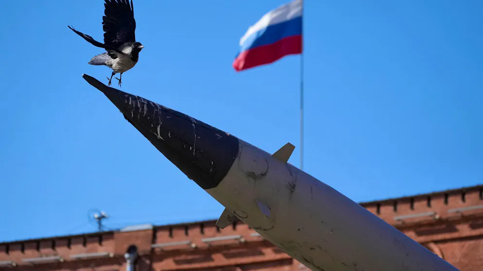 Weil er ein Sprachrohr Putins ist. Die EU setzt einen Schweizer Ex-Oberst auf die Sanktionsliste