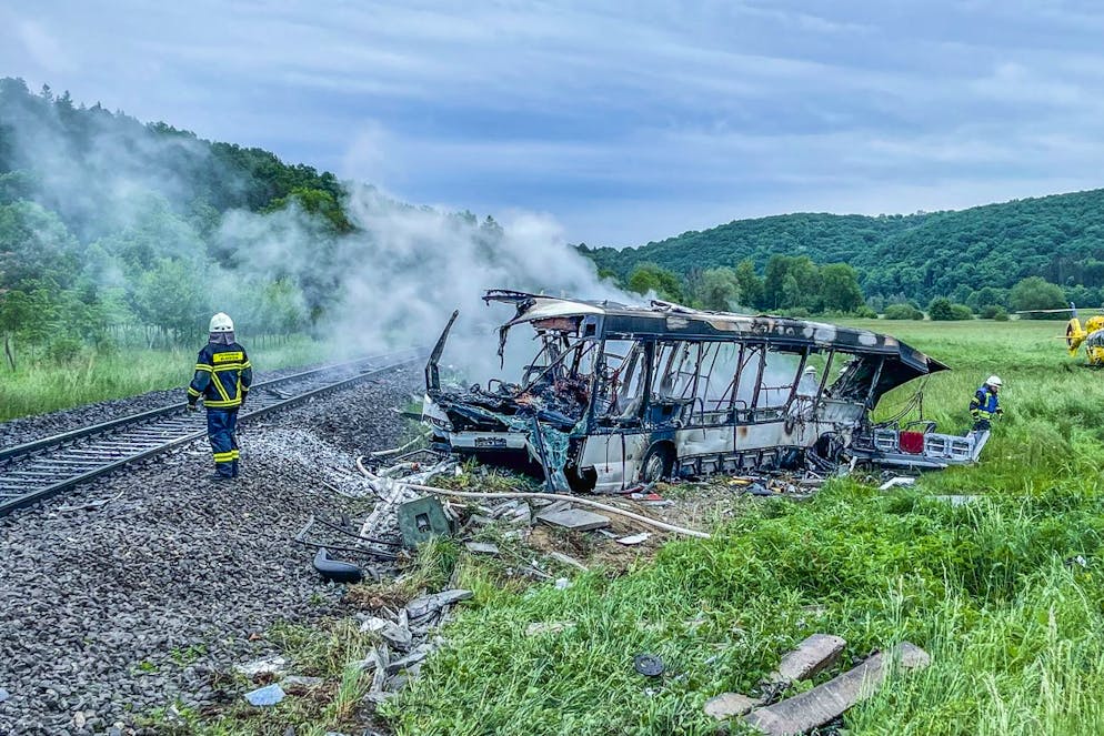 24.05.2022, Baden-Württemberg, Blaustein: Die Feuerwehr löscht einen Brand in einem Bus, der in der Nähe von Ulm mit einem Zug kollidierte. Foto: Dennis Straub/OMW Images/dpa +++ dpa-Bildfunk +++ (KEYSTONE/DPA/Dennis Straub)