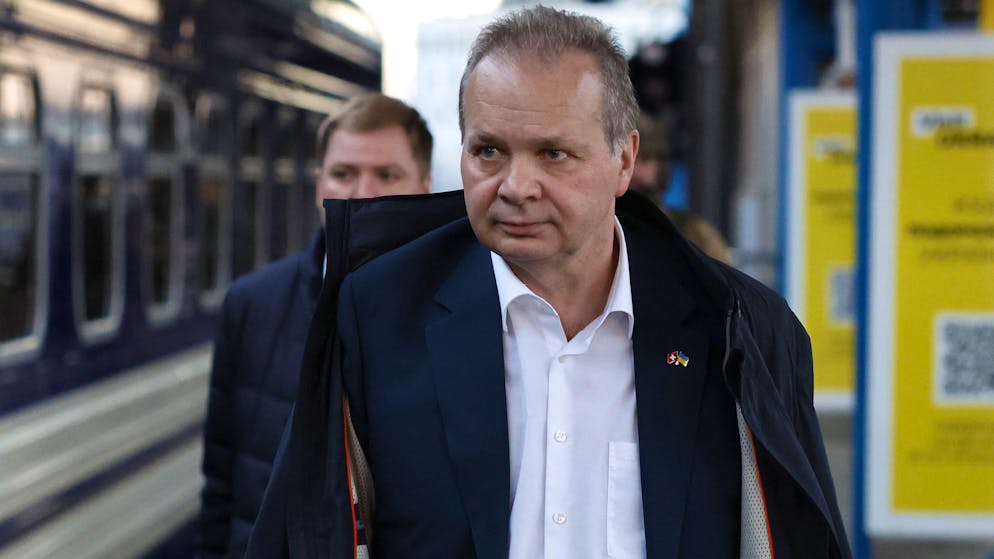 Claude Wild, Swiss Ambassador to Ukraine, in the train station in Kiev, Ukraine, Wednesday, April 27, 2022. (KEYSTONE/Peter Klaunzer)