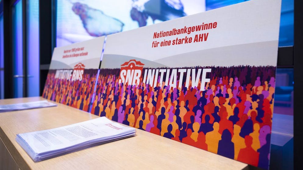 Plakate der Kampagne stehen auf einem Tisch, waehrend einer Medienkonferenz zur Lancierung der Volksinitiative