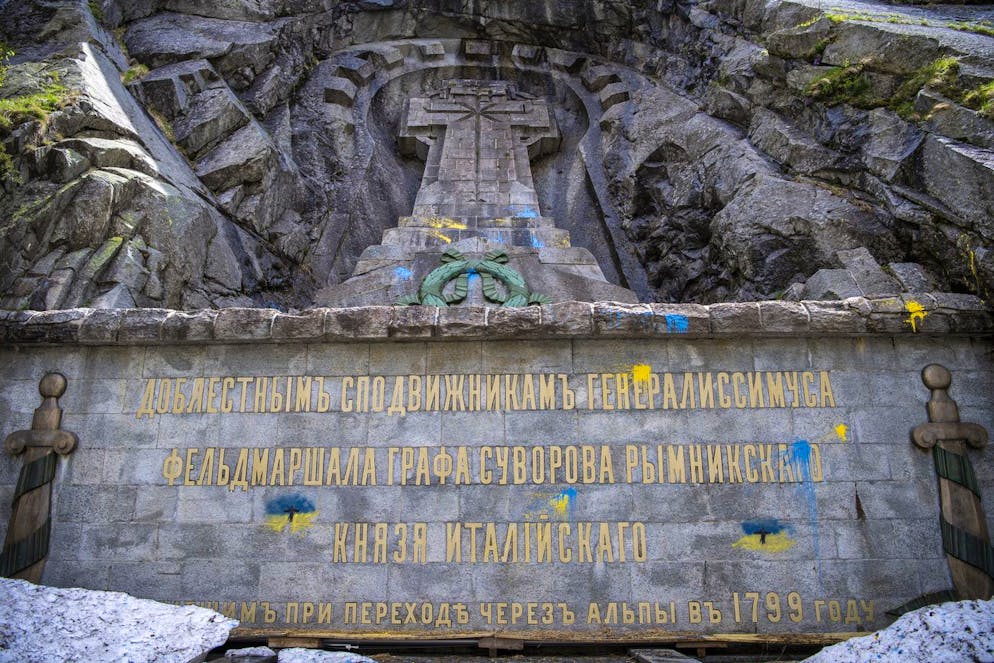Unbekannte haben das Suworow Denkmal in der Schoellenenschlucht mit den Farben der ukrainischen Landsfarben beschmiert, am Montag, 16. Mai 2022, in der Schoellenenschulcht bei Andermatt. (KEYSTONE/Urs Flueeler)