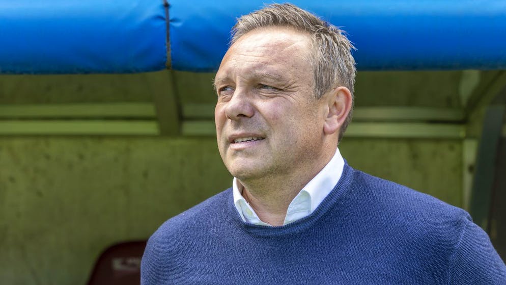 Andre Breitenreiter, coach of FC Zurich, looks his players, during the Super League soccer match of Swiss Championship between Servette FC and FC Zuerich, at the Stade de Geneve stadium, in Geneva, Switzerland, Sunday, April 10, 2022. (KEYSTONE/Salvatore Di Nolfi)