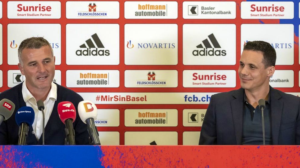 Alex Frei, links, wird von David Degen, Verwaltungsratspraesident der FC Basel Holding AG, rechts, als neuer Cheftrainer des FC Basel 1893 vorgestellt, in Basel, am Dienstag, 24. Mai 2022. (KEYSTONE/Georgios Kefalas)