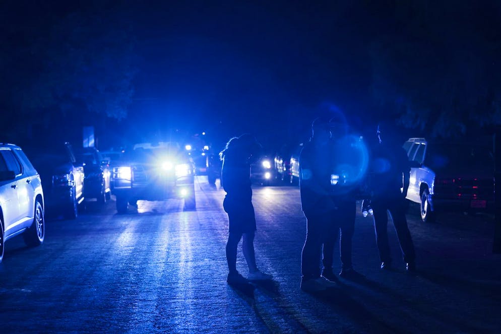 La police et les enquêteurs continuent de travailler sur les lieux d'une fusillade de masse à la Robb Elementary School à Uvalde, Texas, le 24 mai 2022.