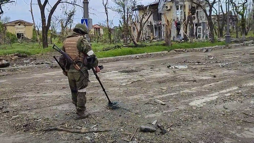 Der Krieg in der Ukraine in Bildern. <strong>23. Mai:</strong> Ein russischer Soldat versucht, Minen auf dem Gelände des Stahlwerks Asovstal in Mariupol zu räumen. 