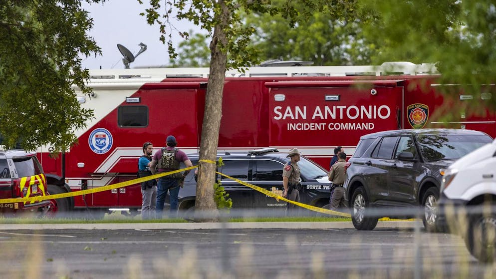 L'équipement du service d'incendie de San Antonio est garé devant l'école élémentaire Robb à Uvalde, au Texas, après le début de l'assaut le mardi 24 mai 2022.
