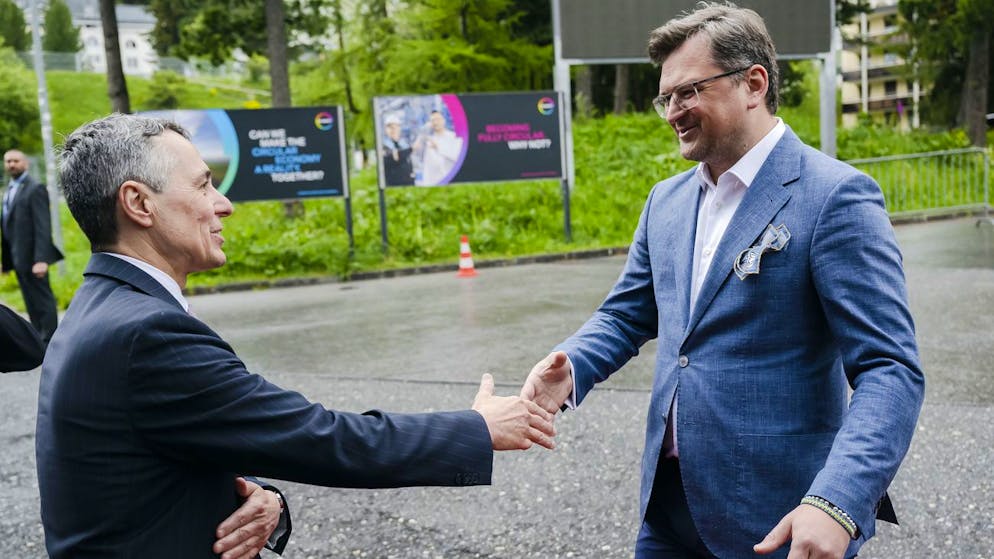 Der Krieg in der Ukraine in Bildern. <strong>24. Mai:</strong> Bundesrat Ignazio Cassis begrüsst den ukrainischen Aussenminister Dmytro Kuleba am WEF in Davos. 