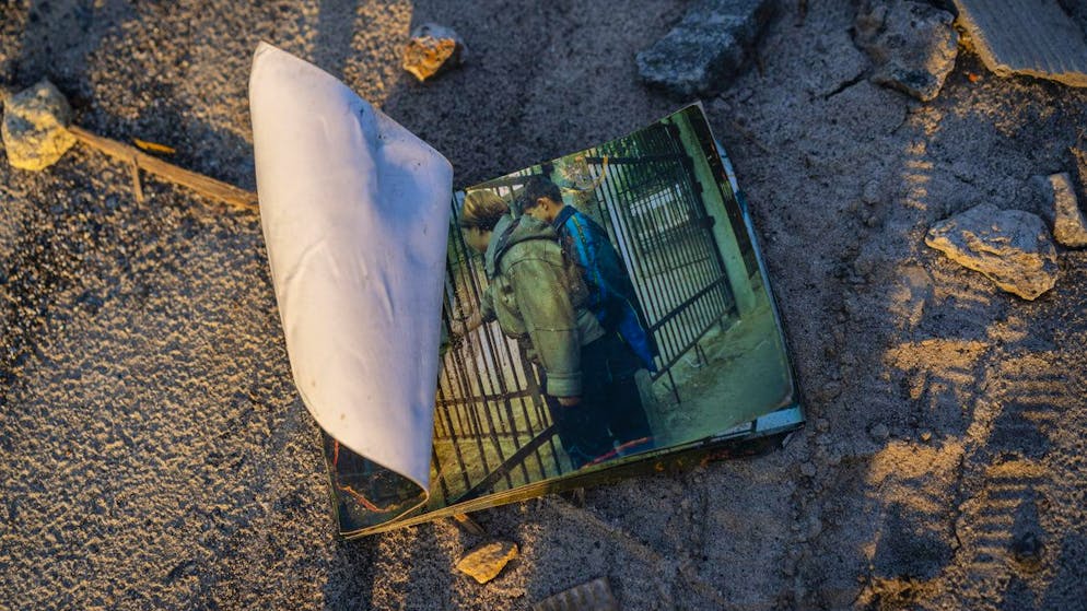 Der Krieg in der Ukraine in Bildern. <strong>23. Mai:</strong> Familienfotos liegen in der Näher eines zerstörten Hauses in Charkiw auf dem Boden. 