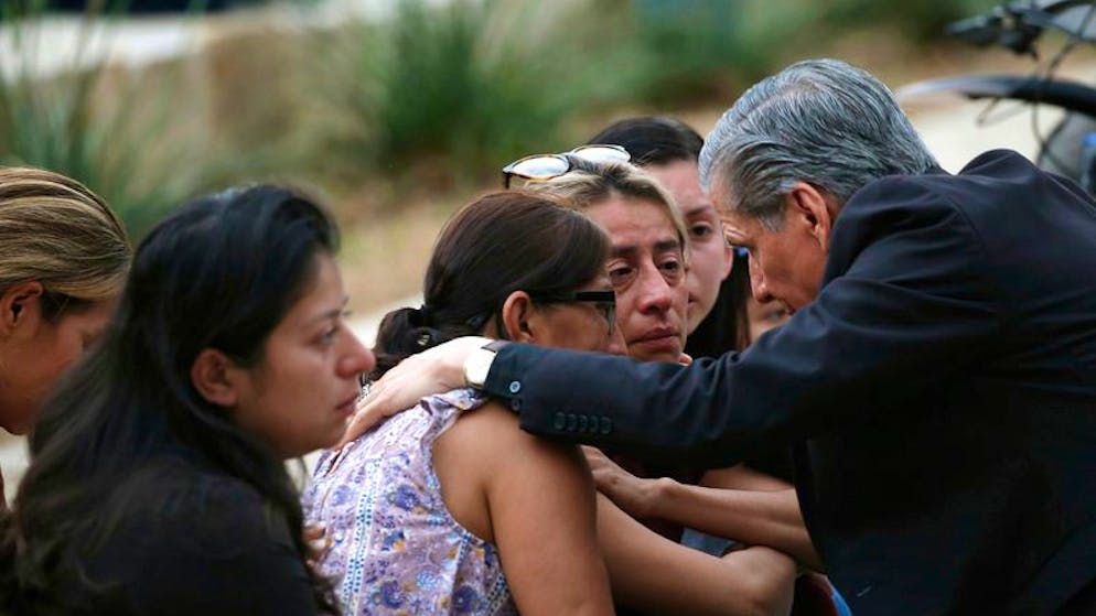 24.05.2022, USA, Uvalde: Gustavo Garcia Seller (r), Erzbischof von San Antonio, tröstet Familien vor dem Civic Center. Bei einem Amoklauf an einer Grundschule im US-Bundesstaat Texas sind mehrere Menschen getötet worden. Foto: Dario Lopez-Mills/AP/dpa +++ dpa-Bildfunk +++