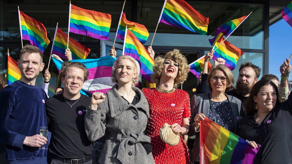 Quality Repeat: Tamara Funiciello, Nationalraetin SP-BE, Nadja Herz, Co-Praesidentin LOS, Tobi Urech, Vize-Kampagnenleiter, Anna Rosenwasser, Co-Geschaeftsleiterin LOS, Florian Vock, Co-Praesident Initiativkomitee und Roman Heggli, Co-Kampagnenleiter, von rechts, posieren beim Treffpunkt des Pro-Komitees