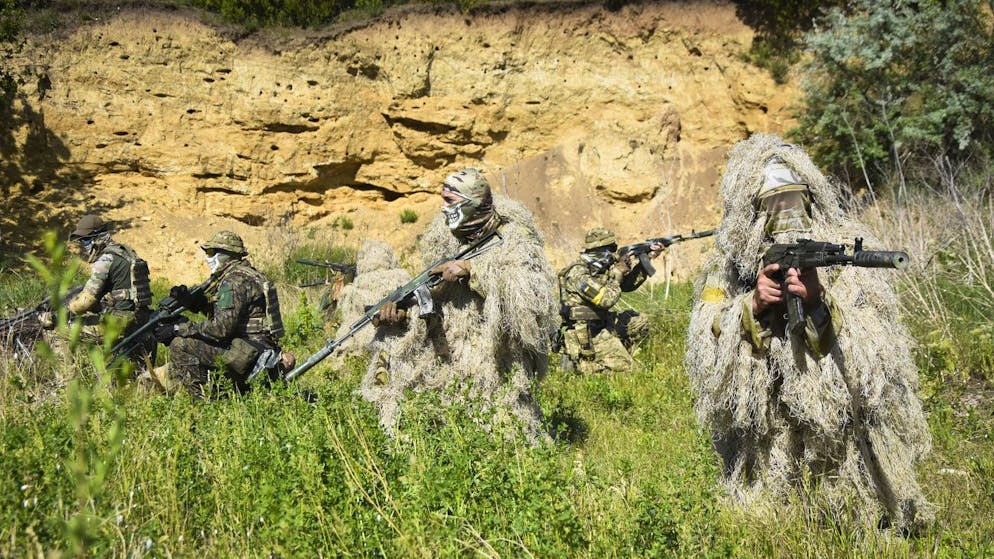 Der Krieg in der Ukraine in Bildern. <strong>24. Mai:</strong> Ukrainische Soldaten verstecken sich in einem Aussengebiet von Odessa. 