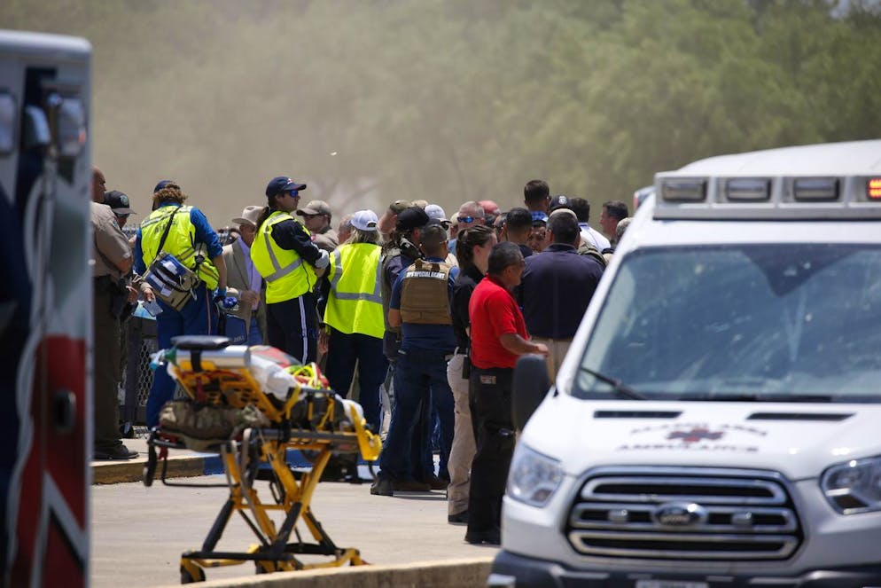 Le personnel d'urgence se rassemble près de l'école élémentaire Robb à la suite de la fusillade, le mardi 24 mai 2022, à Uvalde, au Texas.
