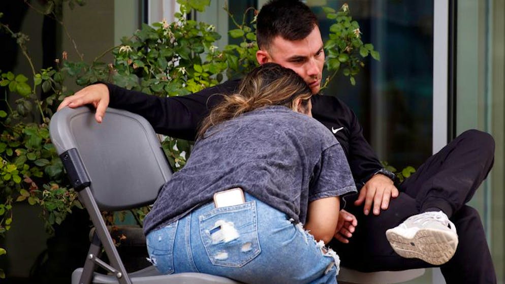 24.05.2022, USA, Uvalde: Menschen warten vor dem Civic Center. Bei einem Amoklauf an einer Grundschule im US-Bundesstaat Texas sind mehrere Menschen getötet worden. Foto: Dario Lopez-Mills/AP/dpa +++ dpa-Bildfunk +++