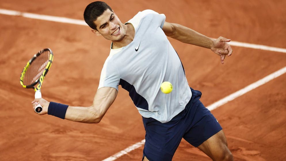 epa09975413 Carlos Alcaraz of Spain celebrates winning the men's second round match against Albert Ramos-Vinolas of Spain during the French Open tennis tournament at Roland Garros in Paris, France, 25 May 2022. Alcaraz won in five sets. EPA/YOAN VALAT