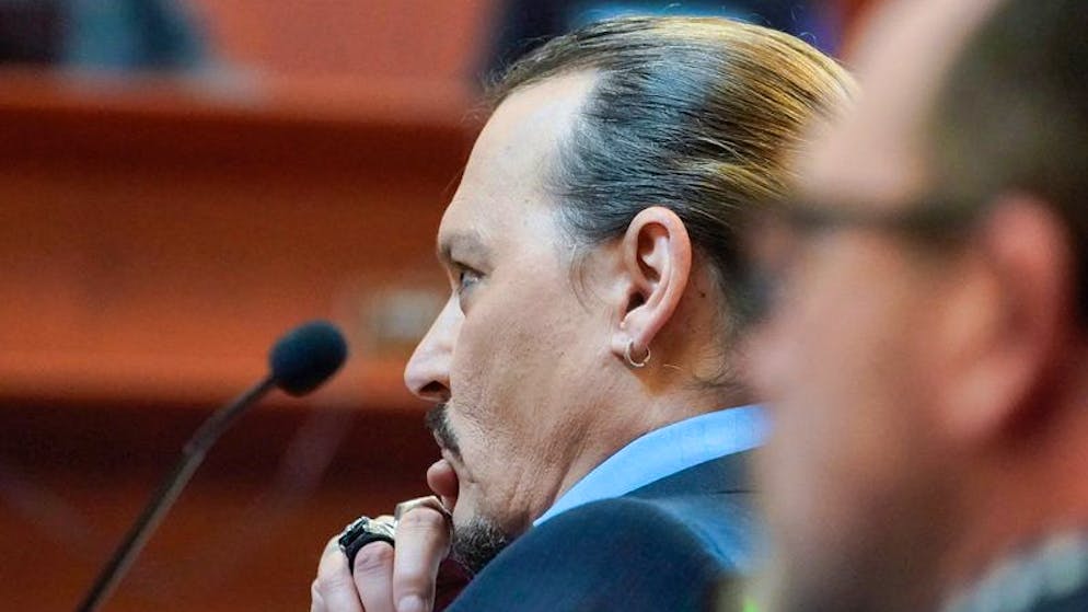 Johnny Depp, Schauspieler aus den USA, hört zu während sein Anwalt Chew seine Schlussplädoyers im Fairfax County Circuit Courthouse hält. US-Schauspieler Depp wirft seiner Ex-Frau Amber vor, in einem 2018 von der «Washington Post» veröffentlichten Kommentar zum Thema häusliche Gewalt falsche Aussagen gemacht zu haben. Foto: Steve Helber/AP/dpa