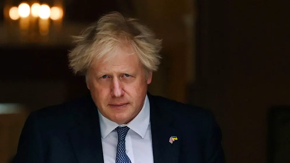 «Partygate» und andere Skandale. Warum ist Boris Johnson noch im Amt?