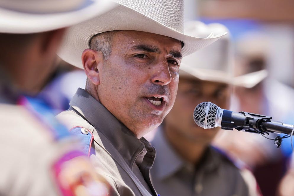 Le directeur régional sud du département de la sécurité publique du Texas, Victor Escalon (C), fait le point sur l'enquête à la suite d'une fusillade de masse à la Robb Elementary School à Uvalde, Texas, États-Unis, le 26 mai 2022.