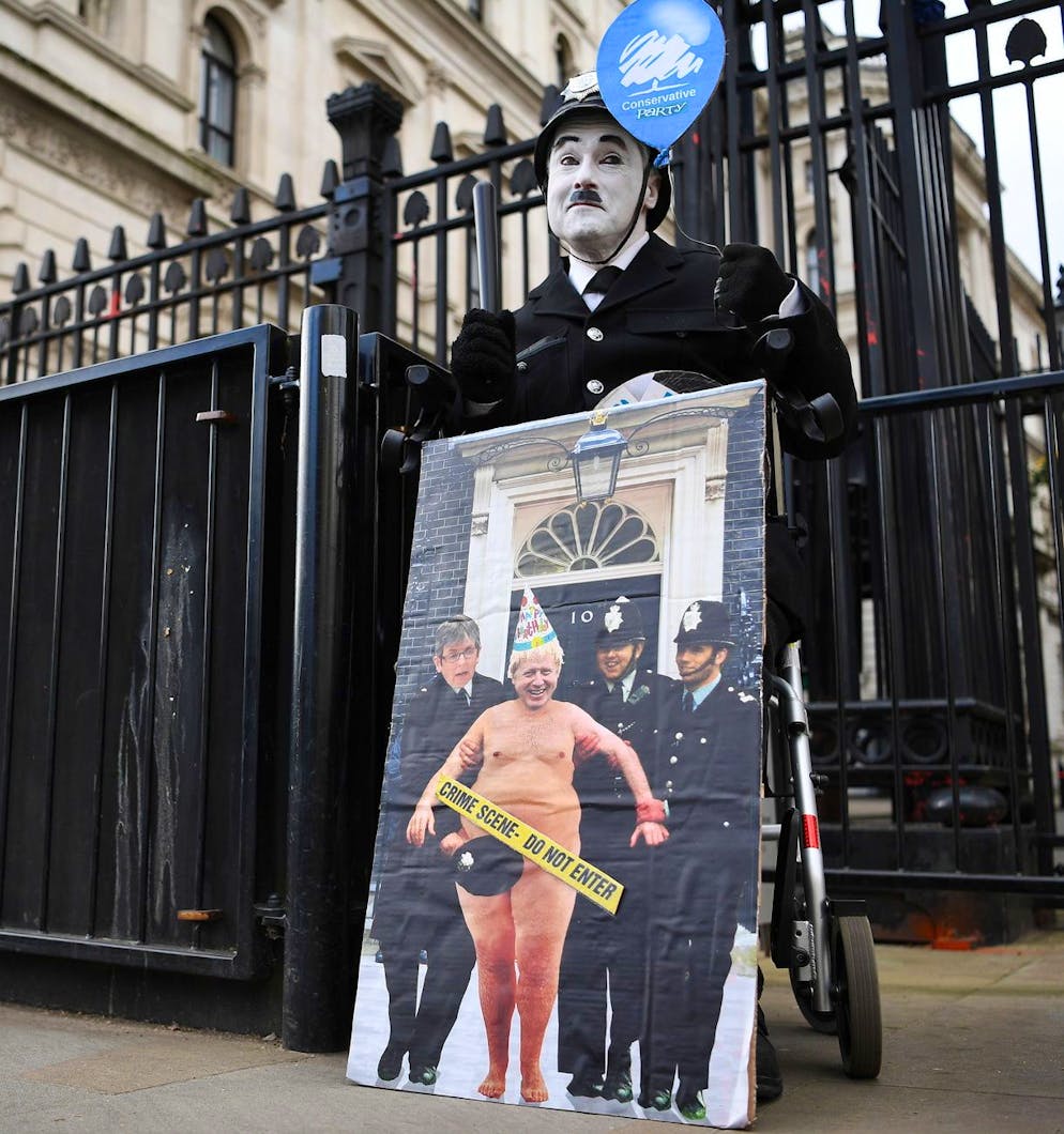 epa09741137 A lone protester demonstrates against government and police corruption outside 10 Downing Street in London, Britain, 09 February 2022. British Prime Minister Boris Johnson remains under pressure due to the ongoing police inquiry over 'partygate'. EPA/ANDY RAIN