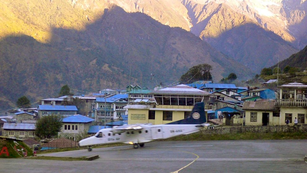 epa01513238 (FILE) - The file picture dated October 2006 shows an aircraft of the type Twin Otter as it arrives on the 500 metres long runway of the airport Lukla in Nepal. A propeller plane of the same type crashed at the Tenzing-Hillary-Airport in the Himalaya in 3,000 metres height on 08 October 2008. 18 people died in the accident, among them were 12 Germans. The airplane of Yeti Airlines had left the Nepalese capital Kathmandu in the morning of 08 October. Due to its runway between a steep slope on one side and a crag on the other side, the airport Lukla, located 150 kilometres to the north-east, is one of the most dangerous in the world. EPA/KLAUS PETERS