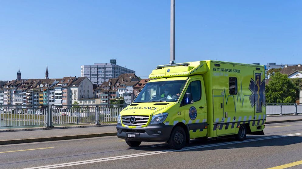 Ein Ambulanz-Fahrzeug faehrt ueber die Johanniterbrueckein Basel, am Dienstag, 23. Juni 2020. (KEYSTONE/Georgios Kefalas)