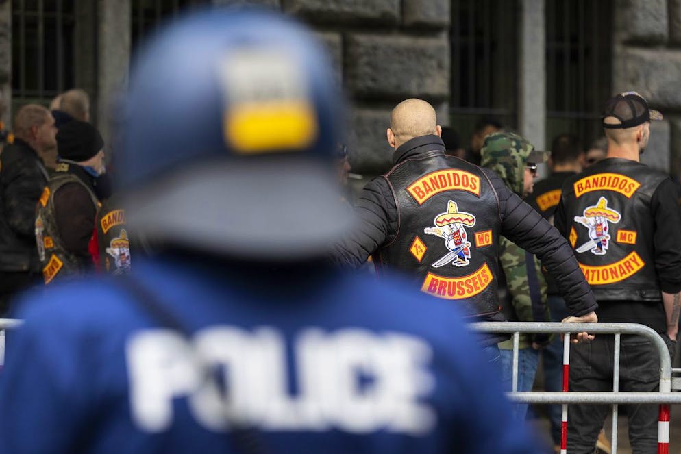 Mitglieder der Bandidos stehen vor dem Gerichtsgebaeude, waehrend dem Prozess um die Auseinandersetzung der Motorradclubs Hells Angels und Bandidos, am Montag, 30. Mai 2022 in Bern. (KEYSTONE/Stringer)