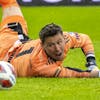 Basels Torhueter Heinz Lindner lenkt mit einer Parade den Ball am Tor vorbei im Fussball Meisterschaftsspiel der Super League zwischen dem FC Basel 1893 und dem FC Luzern im Stadion St. Jakob-Park in Basel, am Sonntag, 24. April 2022. (KEYSTONE/Georgios Kefalas)