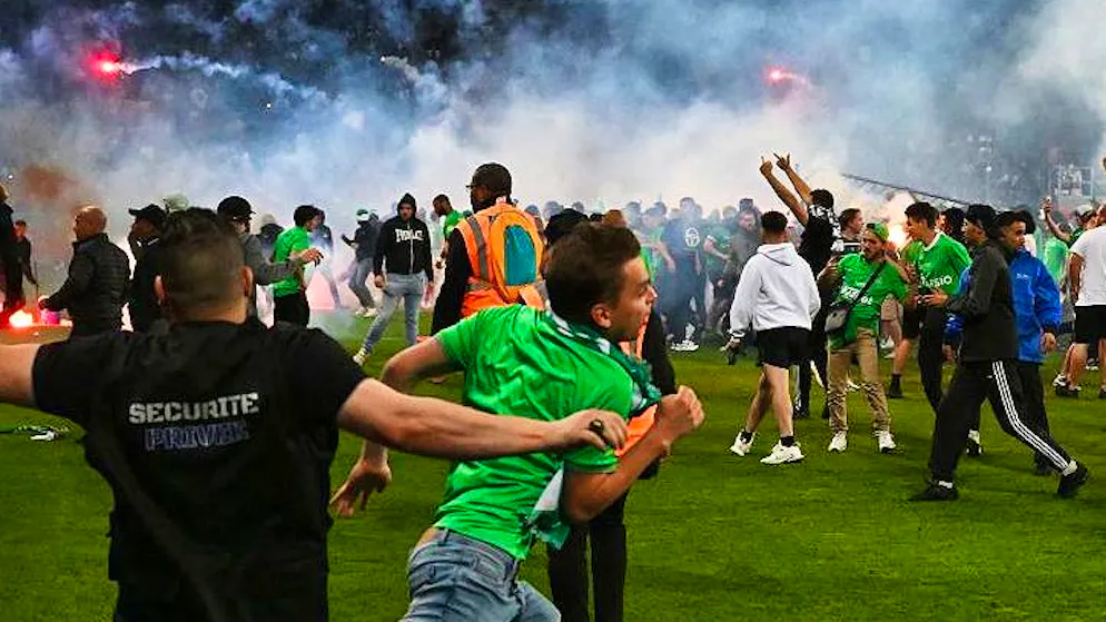 Scènes terrifiantes. L'ASSE a fait ses adieux à la Ligue 1 dans le chaos