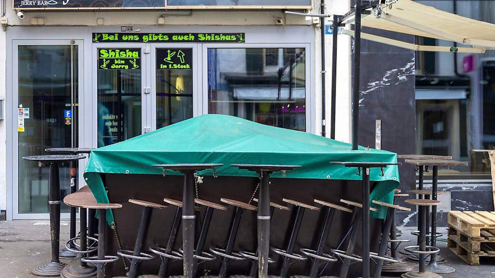 Eine geschlossene Bar in der Steinenvorstadt in Basel Ende März 2020. (Archivbild)